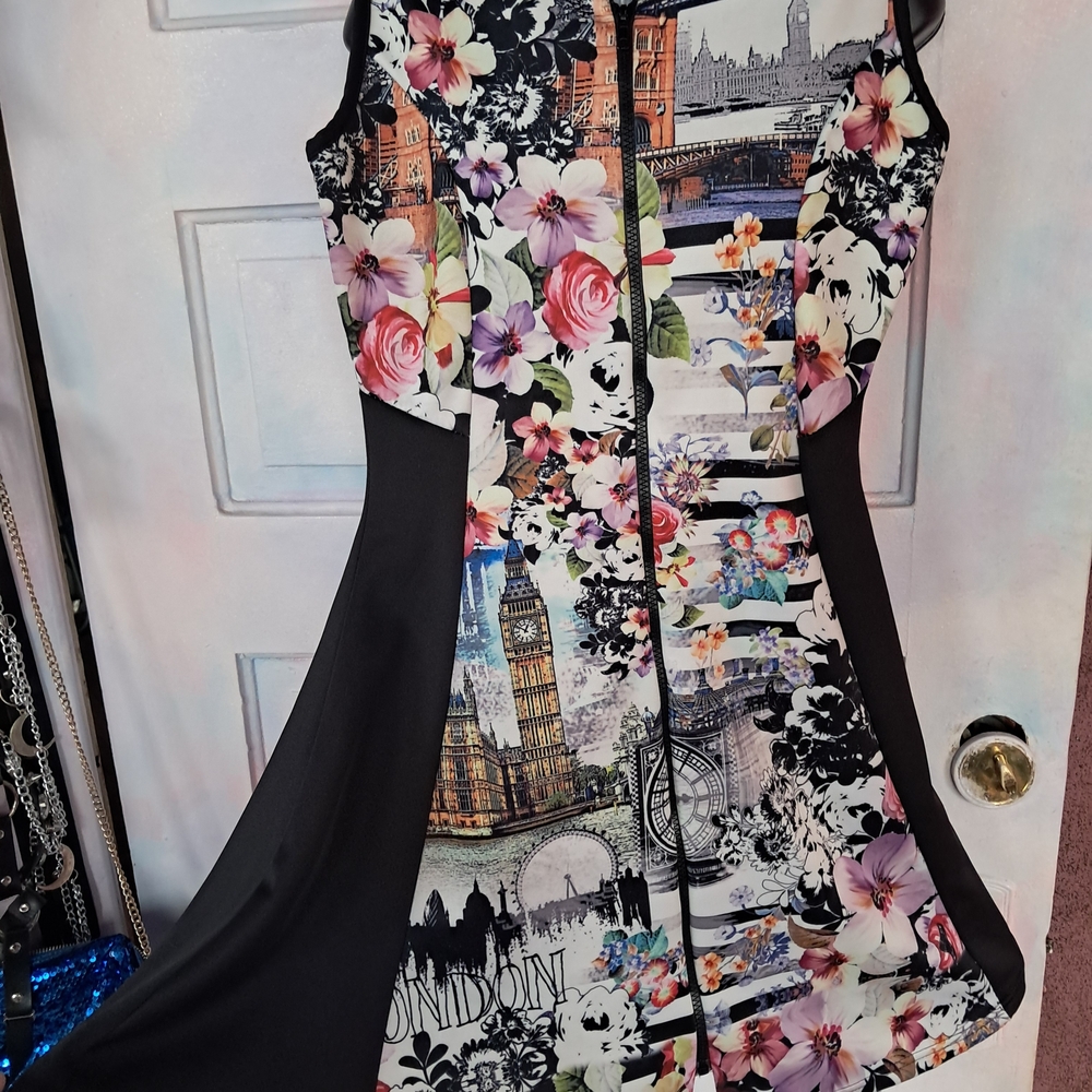 Elegant Cityscape and Floral Print Midi Dress - Picture 2 of 8